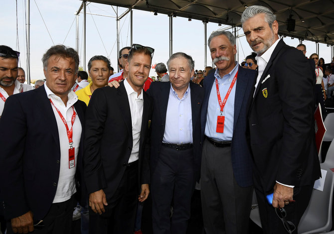 „Reuters“/„Scanpix“ nuotr./Italija švenčia „Ferrari“ 70-ąjį gimtadienį: Jean Alesi, Sebastian Vettel, Jean Todt, F1 vadovas Chase Carey ir „Ferrari“ komandos vdovas Maurizio Arrivanene .