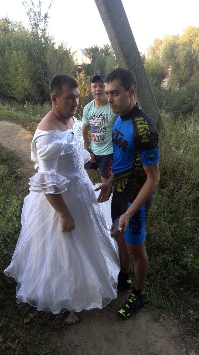 VKontakte iliustr./Vyras su nuotakos suknele