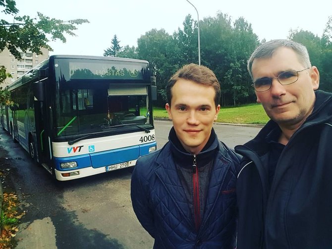 Paulius Sviklas ir Žilvinas Pekarskas prie autobuso maršruto 3G žiedo