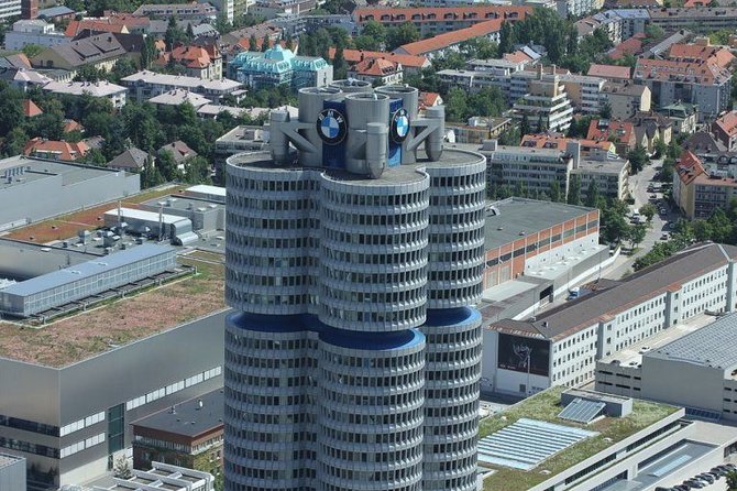 Pagrindinė BMW būstinė primena keturis cilindrus – keturių cilindrų varikliai yra kertinis BMW istorijos akmuo. ( Sven Teschke, Wikimedia (CC BY-SA 3.0 de)