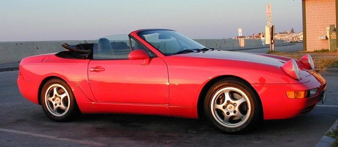 Porsche 968 žibintai nebuvo iš tikrųjų paslepiami – jie tiesiog atsilenkdavo atgal ir įsiliedavo į automobilio kapoto siluetą. (Atlant, Wikimedia(CC BY 2.5)