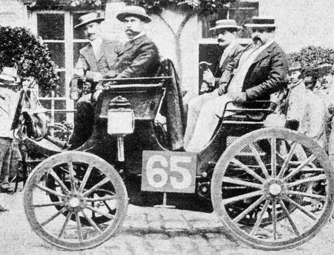 Albert'as Lemaître su „Peugeot Type 6“ laimėjo pirmąsias automobilių lenktynes važiuodamas su trimis keleiviais. Wikimedia
