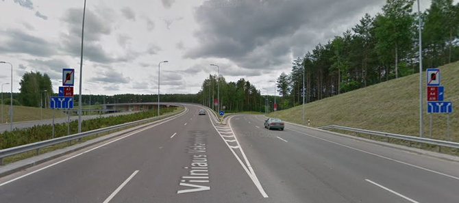 Google.maps iliustr./Vilniaus Vakarinis aplinkkelis, posūkis į Oslo gatvę: kiek matote juostų ženkluose ir kiek ant asfalto? 
