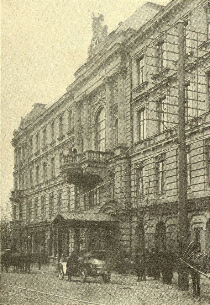 Automobilis prie Georgijaus viešbučio (Gedimino pr.) laukia arba šeimininko, arba keleivių. 1912 m. Tygodnik illustrowany 1912 m.Nr.51
