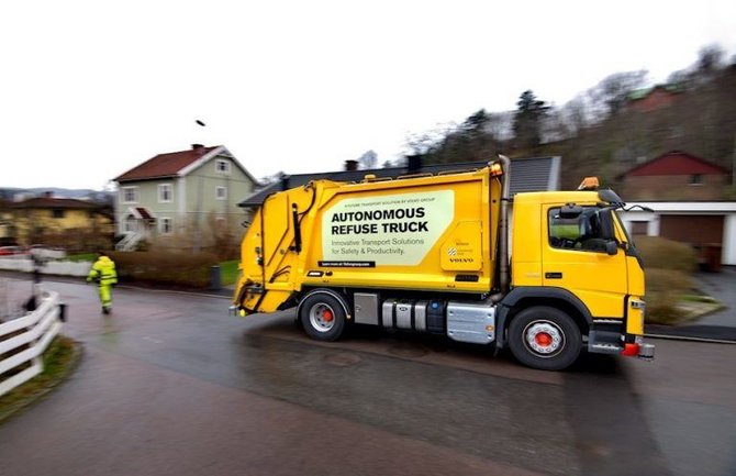 Sunkvežimis važiuodamas atbulas seka priešais einantį vairuotoją. (Volvo Trucks)