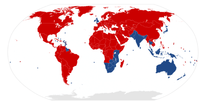Raudonai žymimos šalys, kuriose eismas vykdomas dešiniąja kelio puse, o mėlynai žymimos tos, kuriose važinėjama kairia kelio puse. (Benjamin D. Esham, Wikimedia)