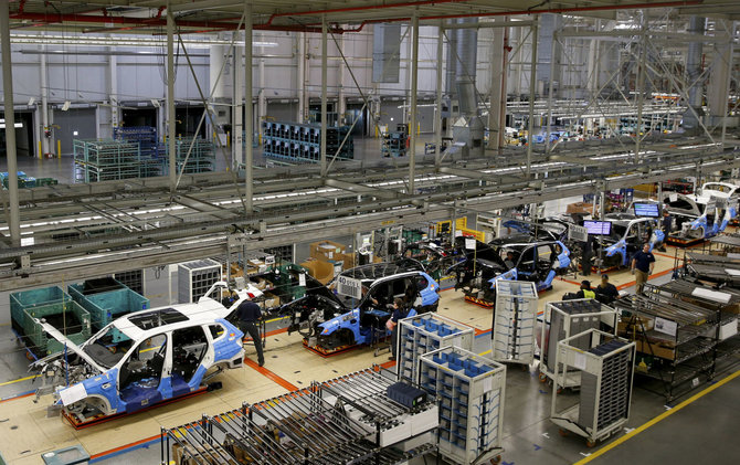 „Reuters“/„Scanpix“ nuotr./Pietų Karolinoje esančiame Spartanburgo mieste įsikūrusioje gamykloje surenkama didžioji dalis BMW krosoverių