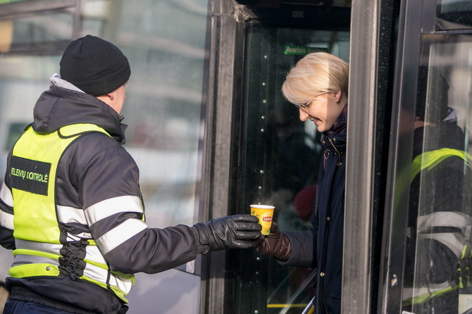 Vilniustransport.lt nuotr./Arbatos dalijimo akcija Vilniaus viešajame transporte