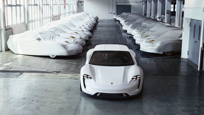 Porsche nuotr./„Porsche“ pristatė elektromobilį „Mission E Cross Turismo“