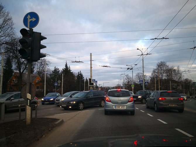 Žilvino Pekarsko / 15min nuotr./Sugedęs šviesoforas Sėlių ir Narbuto g. sankryžoje Vilniuje