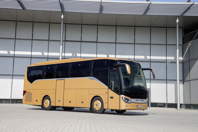 Setra autobusas, pasižymintis geromis aerodinamikos savybėmis – atkreipkite dėmesį į stogo formą, veidrodėlius ir perėjimą tarp priekinio stiklo ir stogo. (Daimler nuotrauka)