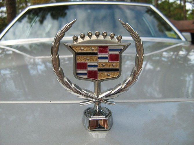 Cadillac logotipas anksčiau irgi buvo montuojamas virš grotelių (CZmarlin, Wikimedia)