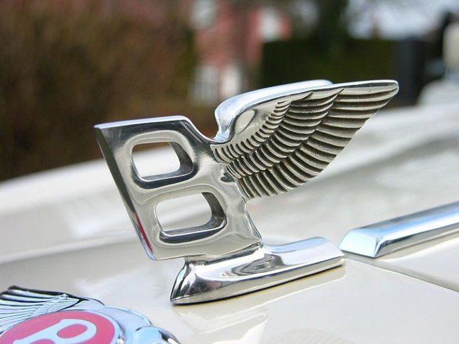 Skrendanti B – Bentley kapoto papuošimas (The Car Spy, Wikimedia(CC BY 2.0)