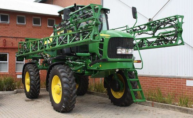 Šis John Deere toks aukštas, kad į kabiną tenka lipti laiptais. (Bob Adams, Wikimedia(CC BY-SA 2.0)