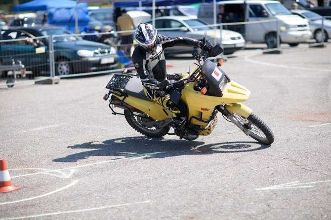 Coffee Racers nuotr./Pirmąkart „Moto Fiestoje“ – vairavimo instruktorių ir elektrinių motociklų varžybos