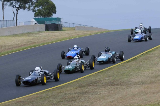 Formula Junior archyvo nuotr./Marty Bullock ir David Innes, Peter Schell