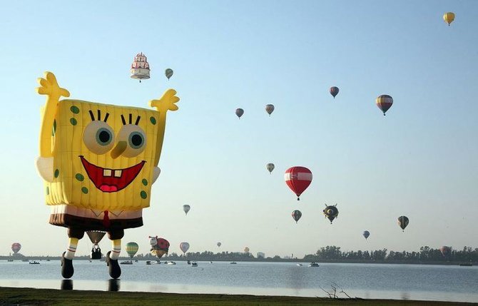Šiuolaikiniai karšto oro balionai pasižymi ryškiomis spalvomis ir išskirtinėmis formomis. (Tomas Castelazo, Wikimedia(CC BY-SA 3.0)