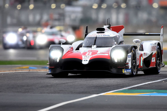 AFP/„Scanpix“ nuotr./Le Mano 24 val. ištvermės lenktynės, Kazuki Nakajima ir „Toyota TS050 Hybrid“