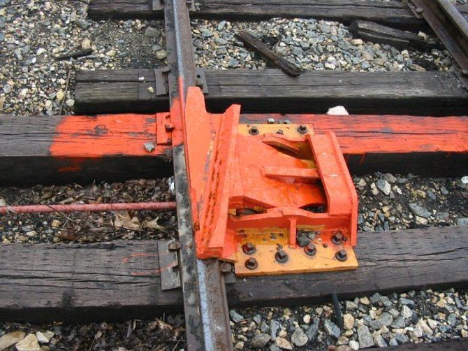 Vienintelė šio mechanizmo paskirtis – nukreipti traukinį nuo bėgių. (Sean Lamb, Wikimedia(CC BY-SA 2.5)