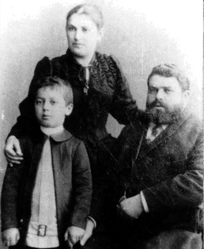 Šiaulių Aušros muziejaus archyvo nuotr./Jokūbas, Dora ir Chaimas Frenkeliai Šiauliuose apie 1893 m.