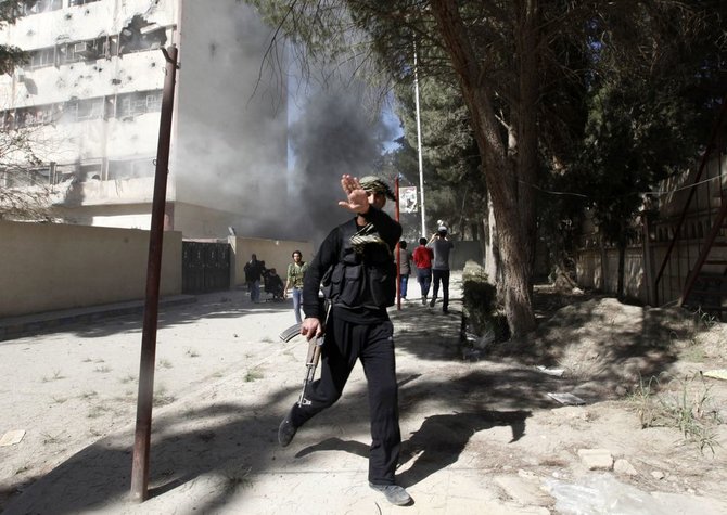 „Reuters“/„Scanpix“ nuotr./„Al Nusra“ kovotojas