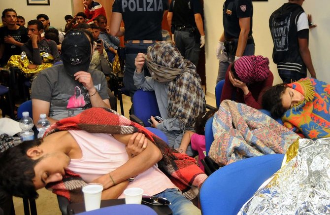 AFP/„Scanpix“ nuotr./Prie Sicilijos krantų išgelbėti nelegalūs migrantai