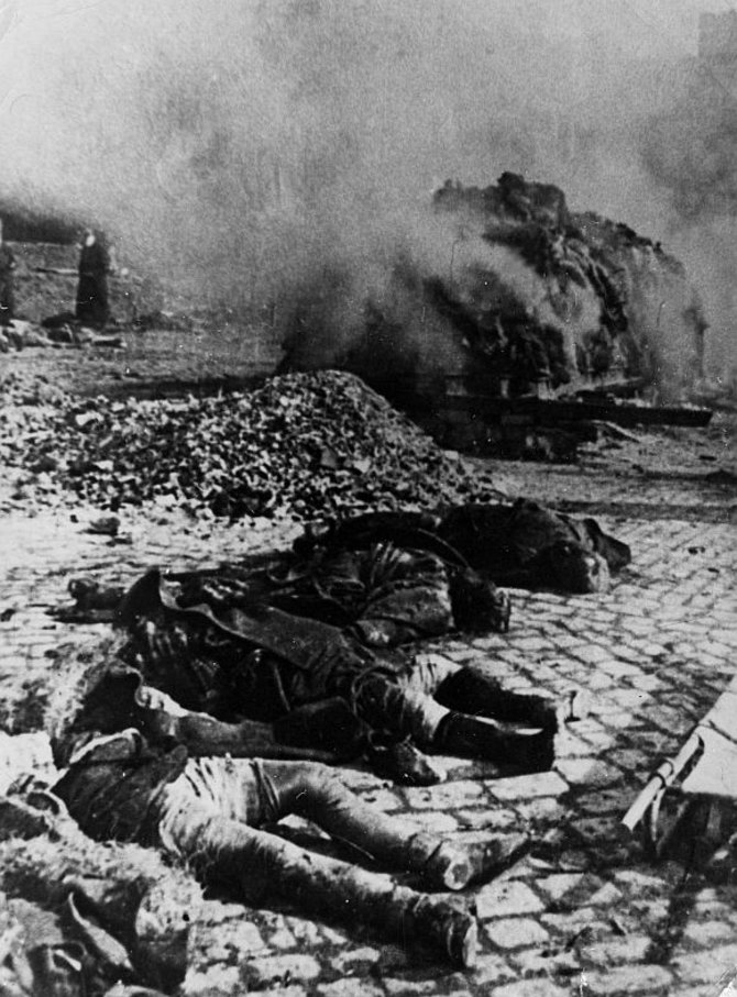 „Scanpix“ nuotr./Po bombardavimo Drezdeno gatvėse guli žuvusiųjų kūnai.