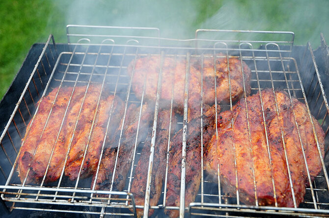 Andriaus Vaitkevičiaus/15min.lt nuotr./Kepama mėsa