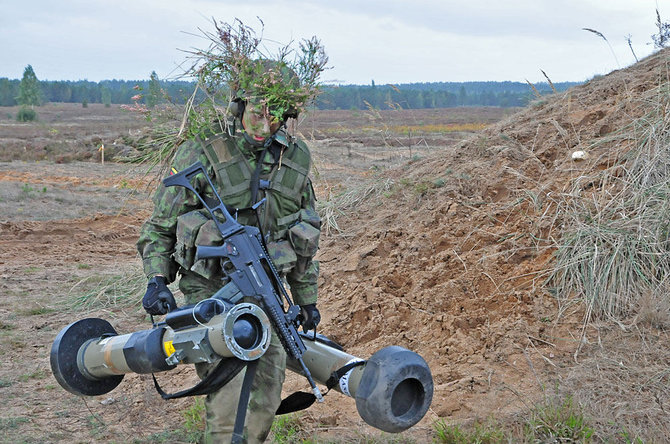 Andriaus Vaitkevičiaus / 15min nuotr./Lietuvos karys su „Javelin“ raketa pratybose