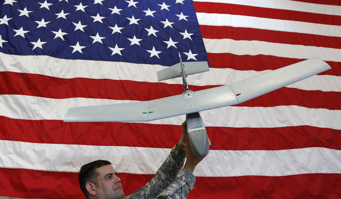 „Reuters“/„Scanpix“ nuotr./Amerikiečių karys demonstruoja bepilotį orlaivį „Raven“
