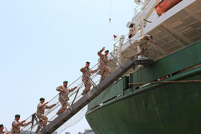 Operacijoje ATALANTA prie Somalio krantų dalyvaujančių Lietuvos karių nuotr./Lietuvos kariai lipa į laivą