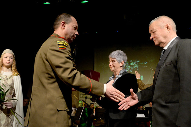 Alfredo Pliadžio nuotr./Jungtinio štabo viršininkas brg. gen. Vilmantas Tamošaitis teikia apdovanojimą Mackevičių šeimai