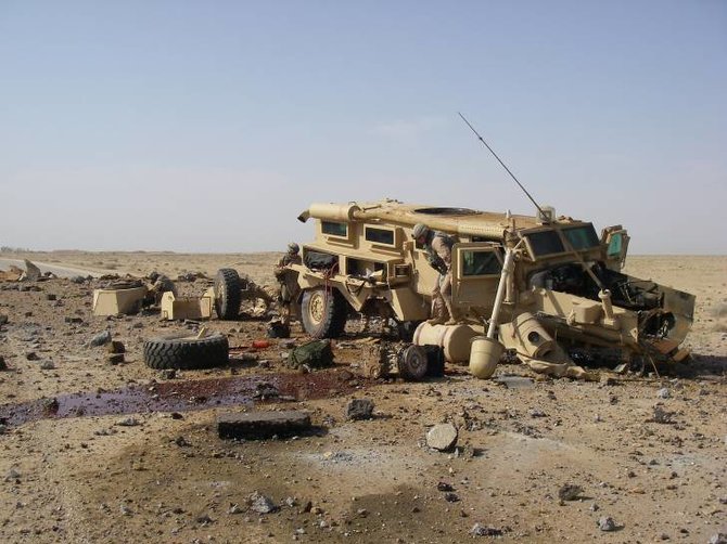 wikipedia.org/IraqVet225/JAV jūrų pėstininkų korpusas nuotr./Šį šarvuotį „MRAP“ Irake sunaikino 136-227 kg svėręs sprogmuo. Viduje buvę žmonės išgyveno