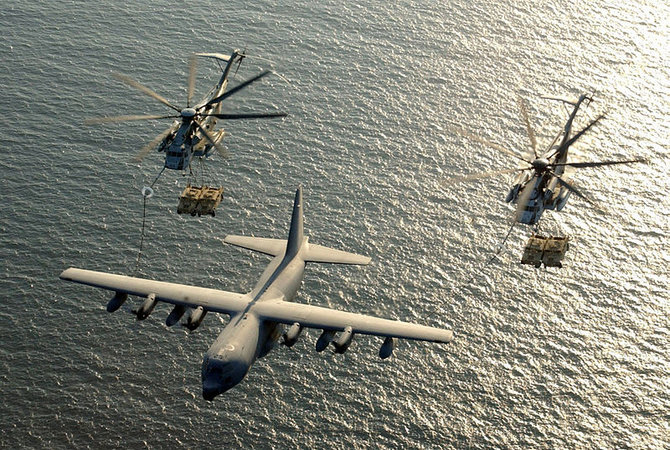 wikipedia.org/Cpl. Paula M. Fitzgerald/U.S. Marine Corps nuotr./Sunkieji sraigtasparniai CH-53E „Super Stallion“ gabendami krovinį ore pasipildo degalų