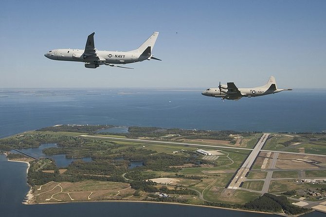 wikipedia.org/U.S. Navy/Liz Goettee nuotr./„Boeing P-8A Poseidon“ (priekyje) ir „Lockheed P-3 Orion“