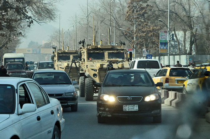 Britų MRAP tipo šarvuočiai Kabulo gatvėse