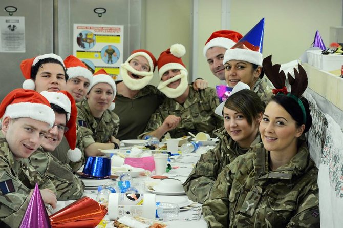 Srž. Dan Bardsley/Didžiosios Britanijos kariuomenė/„Facebook“ nuotr./Britų karių Kalėdos Afganistane