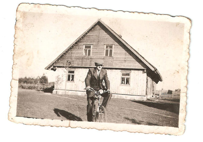 Kontrimų šeimos archyvo ir Skuodo muziejaus fondų nuotr./Knėžų kaimas. Kontrimų sodyba apie 1930 m. Dviračiu važiuoja Kontrimų šeimos galva Jonas Kontrimas.