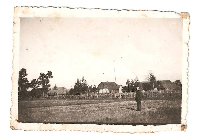 Kontrimų šeimos archyvo ir Skuodo muziejaus fondų nuotr./Knėžų kaimas. Kontrimų sodyba