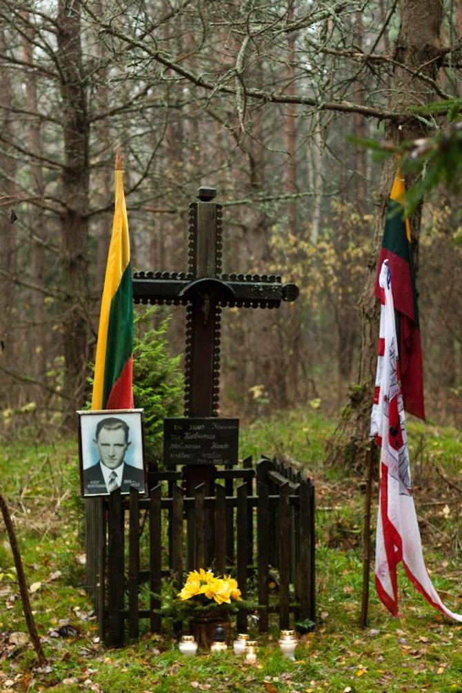 Kontrimų šeimos archyvo ir Skuodo muziejaus fondų nuotr./Atminimo kryžius K. Kontrimo- Montės žūties vietoje