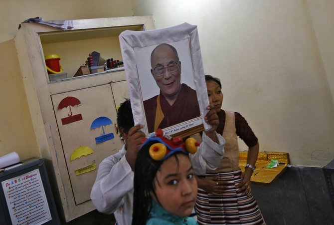 „Reuters“/„Scanpix“ nuotr./Kinijos tibetiečiai tyliai paminėjo Dalai Lamos gimtadienį.