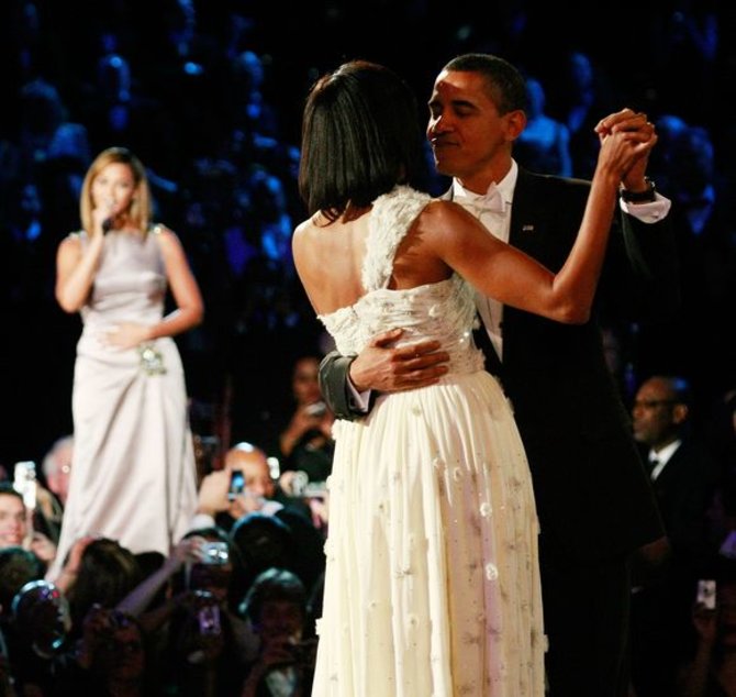 AFP/„Scanpix“ nuotr./Pirmoji JAV pora šoka per Beyonce dainą „At last“