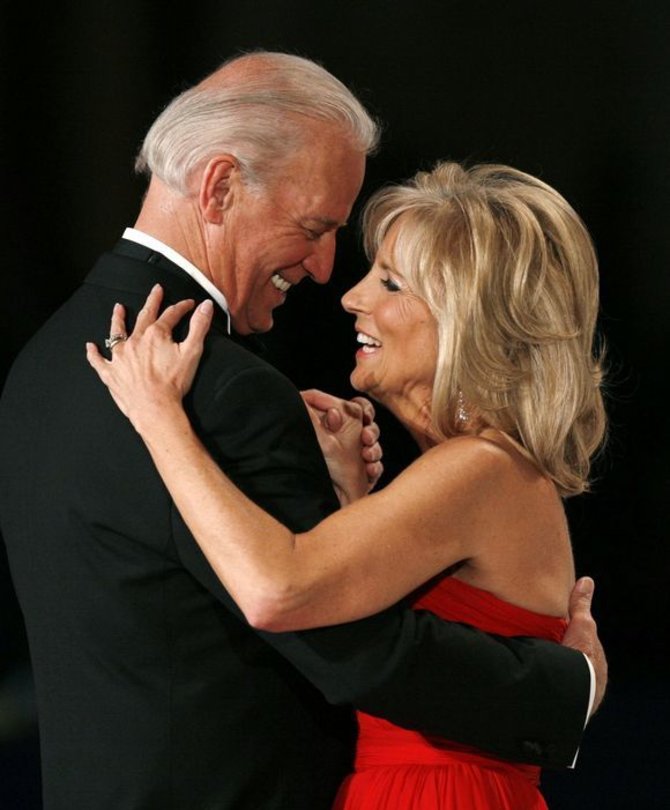 AFP/„Scanpix“ nuotr./Joe Bidenas su žmona Jill