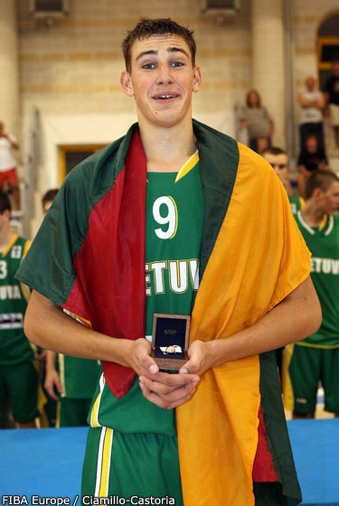 FIBA Europe nuotr./Jonas Valančiūnas su apdovanojimu