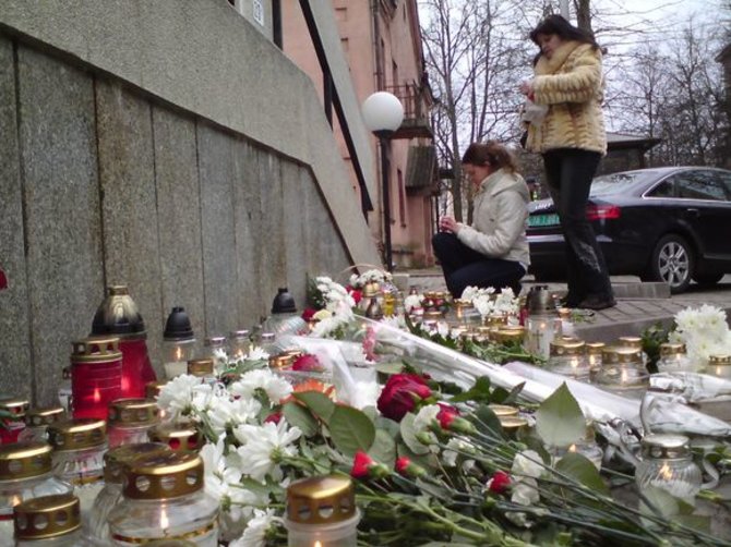 Andriaus Vaitkevičiaus / 15min nuotr./Vilniečiai prie Lenkijos ambasados atiduoda pagarbą žuvusiesiems aviakatastrofoje.