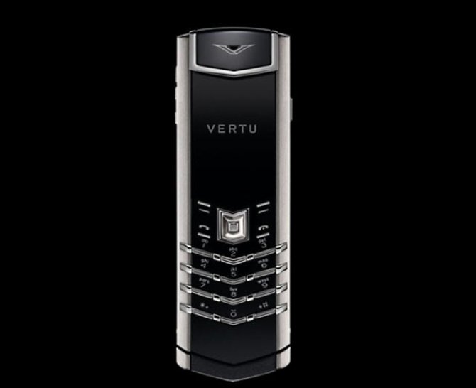 Gamintojų nuotr./Išskirtinių telefonų „Vertu Signature” korpusai gaminami iš nerūdijančiojo plieno, geltonojo ir baltojo aukso, platinos.