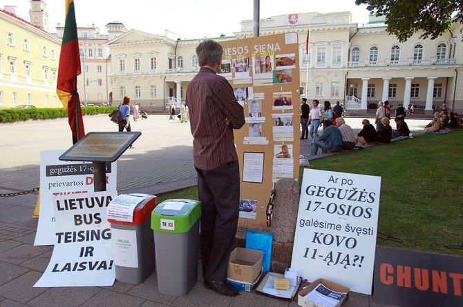 Irmanto Gelūno / 15min nuotr./Akcija, skirta paminėti Drąsiaus Kedžio ir Laimutės Stankūnaitės dukros perdavimą motinai.