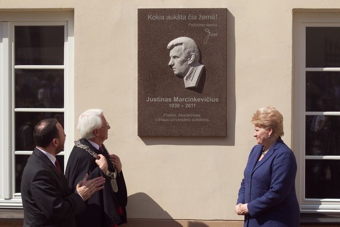 Irmanto Gelūno / BNS nuotr./M.K.Sarbievijaus kiemelyje atidengta atminimo lenta Justinui Marcinkevičiui. 