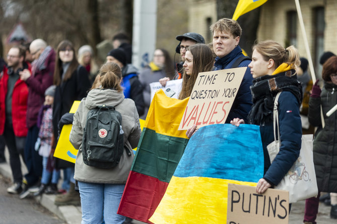 Irmanto Gelūno / BNS nuotr./Protestas prie Vokietijos ambasados už sankcijų taikymą Rusijai