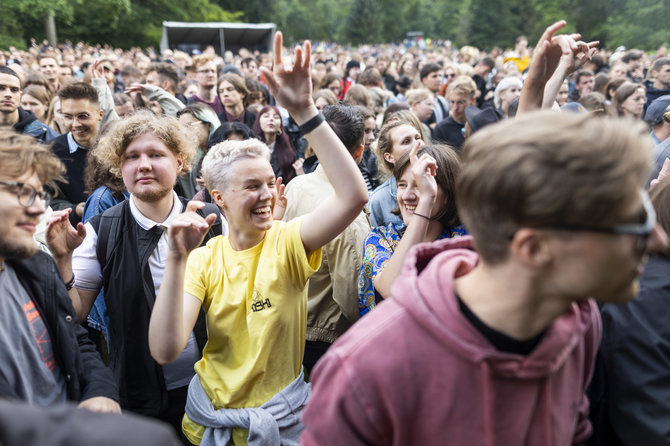 Irmanto Gelūno / BNS nuotr./Britų grupės „alt-J“ koncertas VU Botanikos sode